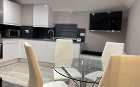 Amazing Central High Street Self Contained Apartments By Syl