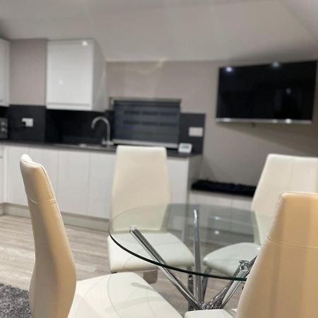 Amazing Central High Street Self Contained Apartments By Syl Watford  Exterior photo