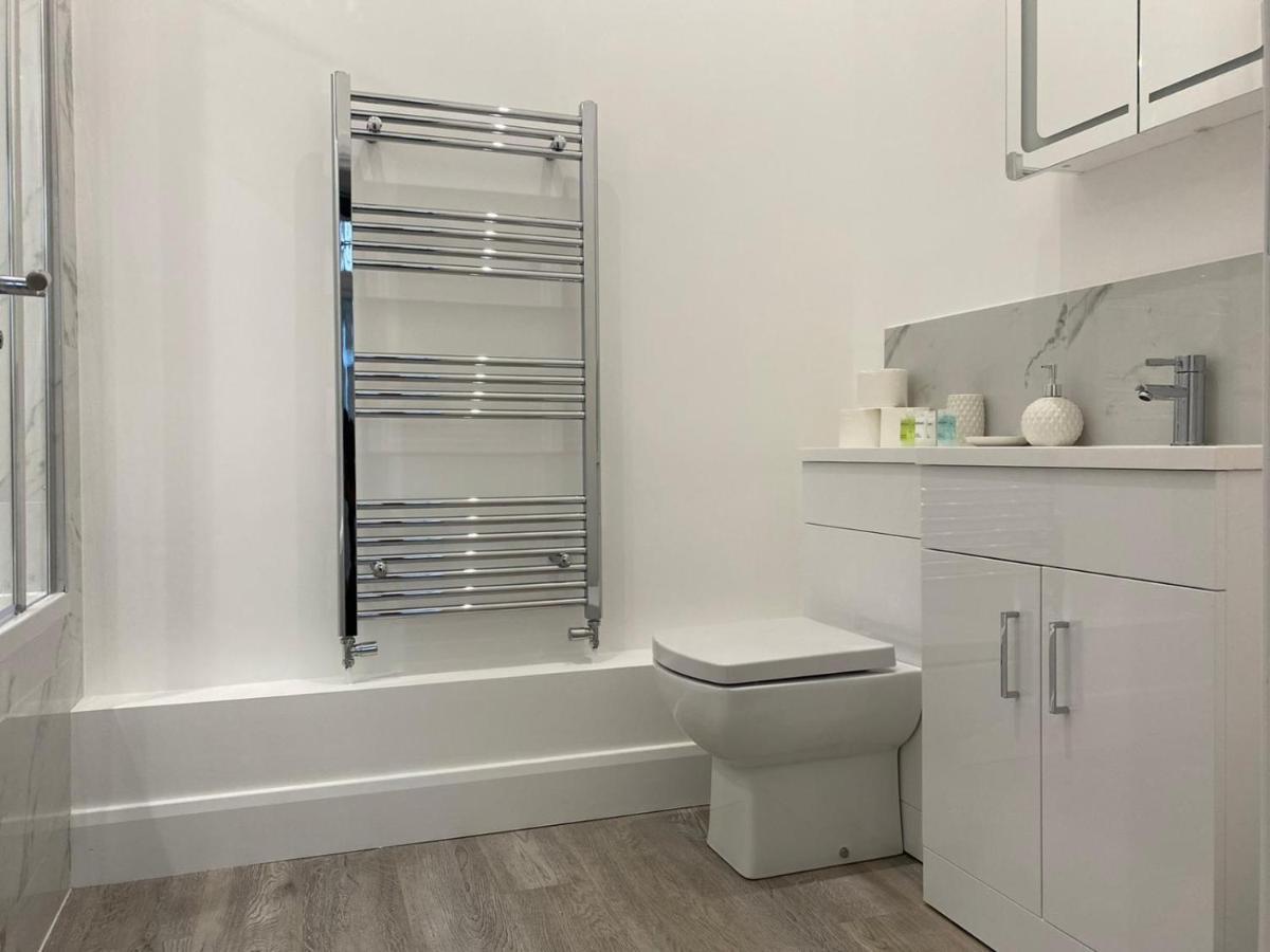 Amazing Central High Street Self Contained Apartments By Syl Watford  Exterior photo