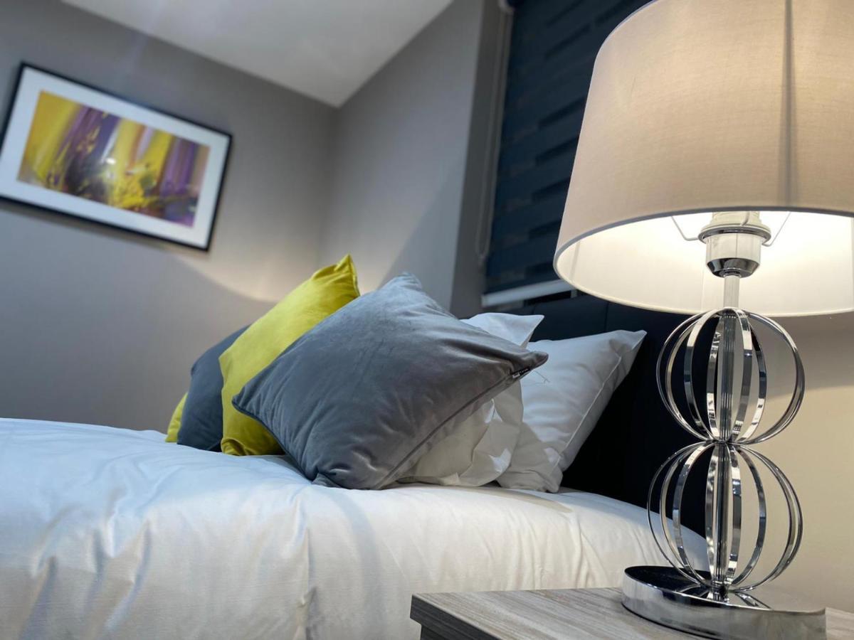 Amazing Central High Street Self Contained Apartments By Syl Watford  Exterior photo