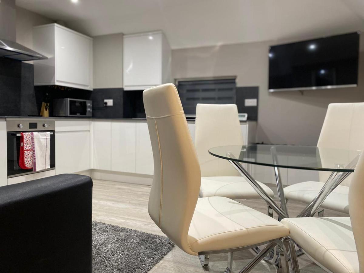 Amazing Central High Street Self Contained Apartments By Syl Watford  Exterior photo