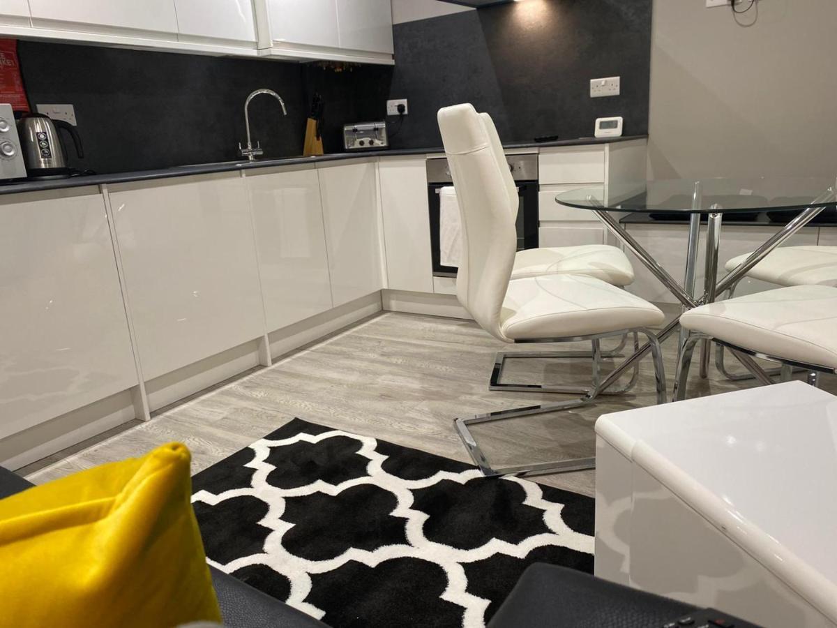 Amazing Central High Street Self Contained Apartments By Syl Watford  Exterior photo